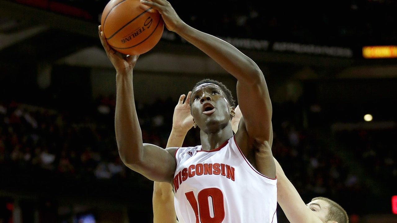 Hayes scores 25 to lead No. 3 Wisconsin to rout of Green Bay